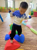 Детское обучение детскому саду обучено обученным речным камням, наступающим на каменный, баланс деревянного моста в помещении и на открытом воздухе оборудование для фитнеса