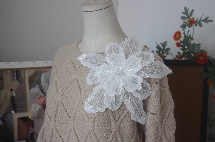 Weiße mehrschichtige Spitze mit Pailletten besetzte 3D-Blumen-Patch DIY Kleidung dekorative Applikation Pullover Mantel Zubehör – Detail 10