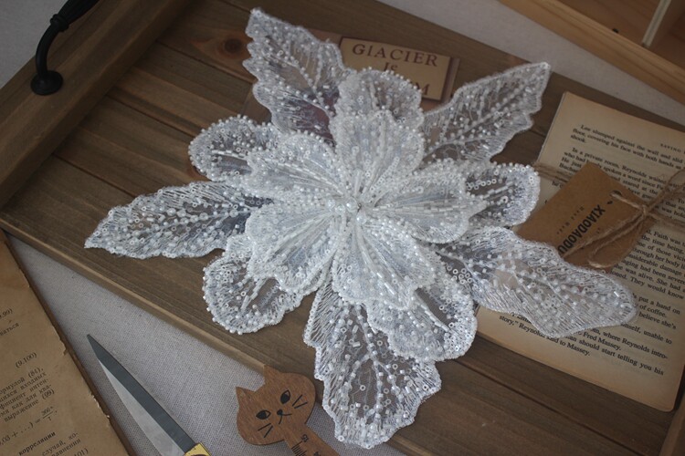 Weiße mehrschichtige Spitze mit Pailletten besetzte 3D-Blumen-Patch DIY Kleidung dekorative Applikation Pullover Mantel Zubehör – Detail 5