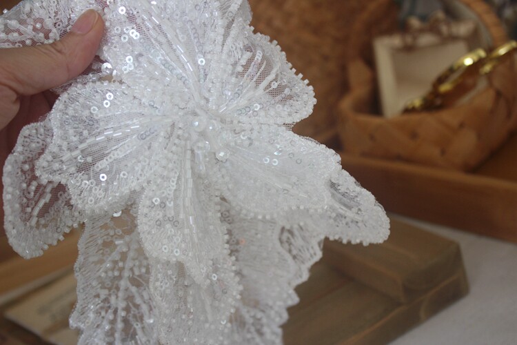 Weiße mehrschichtige Spitze mit Pailletten besetzte 3D-Blumen-Patch DIY Kleidung dekorative Applikation Pullover Mantel Zubehör – Detail 3