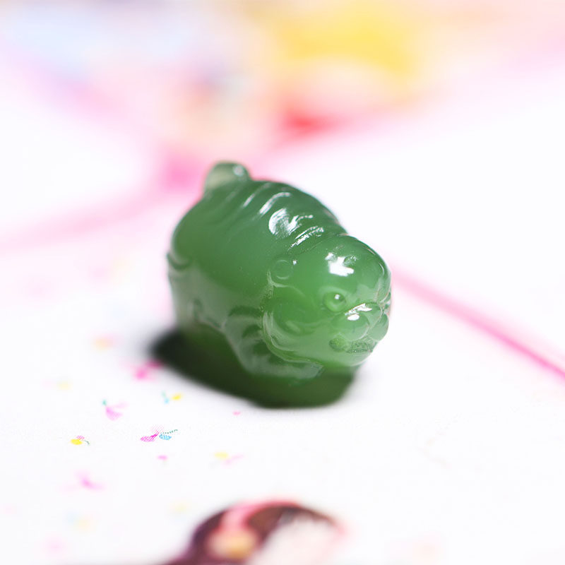 Natural Hetian jade jasper tiger pendant pendant Sugong carving oil green delicate oily no black no miscellaneous