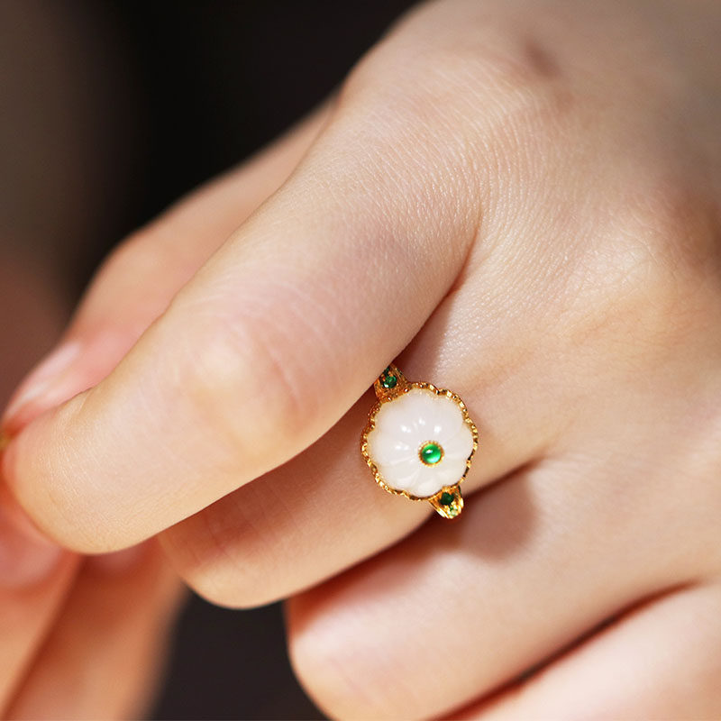 Boutique natural Hetian jade white jade seed material melon beads ring white glutinous delicate 18K gold inlaid jade tsavorite
