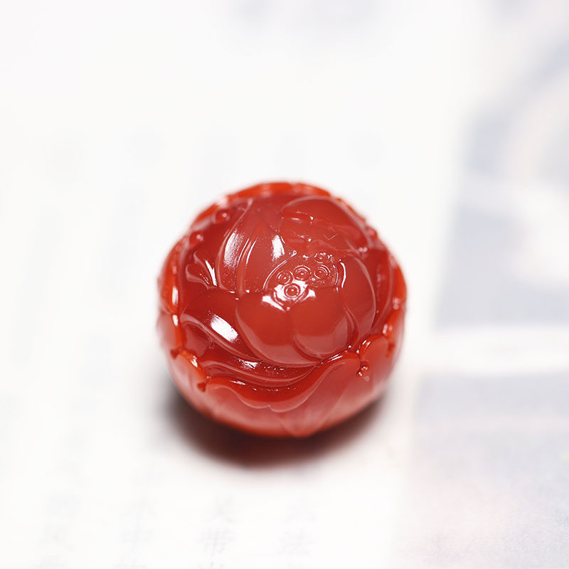 Raw ore southern red agate ice floating lotus bead pendant pendant Sugong famous artist pretty color clever carving whole product without cracks and miscellaneous