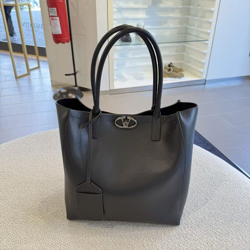 【Big Beauty】(Full Price 6400) 3/26 Valentino Women's Bag with V Logo Metal Buckle, Handbag, Shoulder Bag, Tote Bag 【Big Beauty】(Full Price 6400) 3/26 Valentino Women's Bag with V Logo Metal Buckle, Handbag, Shoulder Bag, Tote Bag
