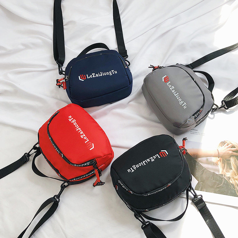 New casual shoulder bag men and women Fashion shoulder bag commuter sundries makeup identification bag trendy mobile phone small bag