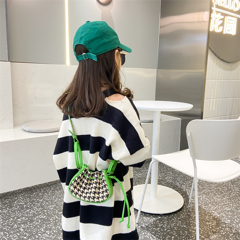 Children's plaid single shoulder bag Fashion foreign girl Diagonal Satchel Winter New Girl's Hand Carry Bag Mini Satchel