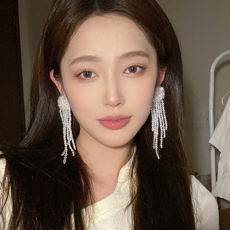 The small crowdsourced design sensation is still exaggerated with long version of pearl streaming sut-earrings minimalist personality Temperament Ear-pin Ear Accessories