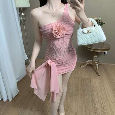 French-style gentle and youthful lace off-the-shoulder fitted dress. A perfect dress for taking photos during a vacation on the beach
