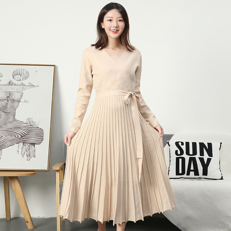 Pregnant women autumn and winter clothing new sweater V-neck fashion wild net Red Ocean school loose out nursing knitted dress