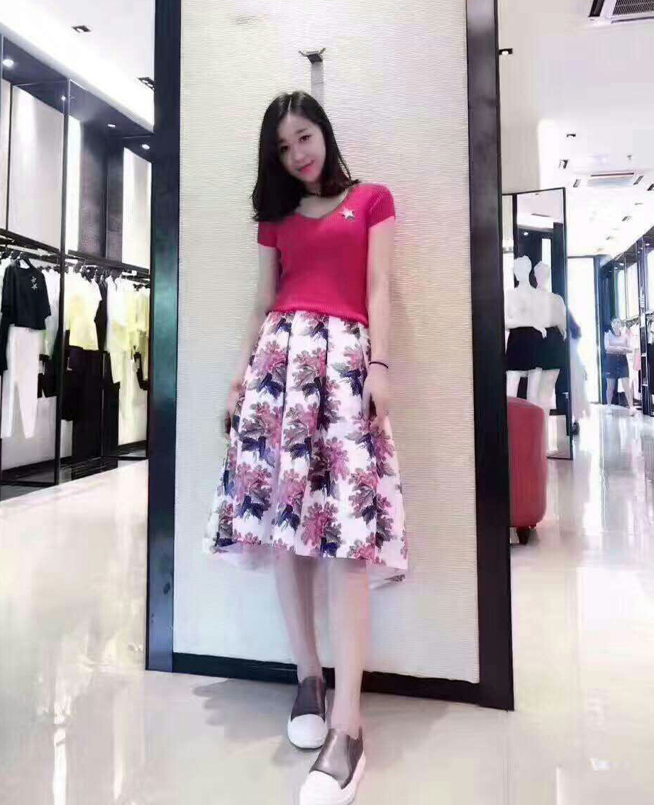 Áo thun nữ cổ chữ V tay ngắn dệt kim lụa mỏng ôm dáng — Màu đen chi tiết 14