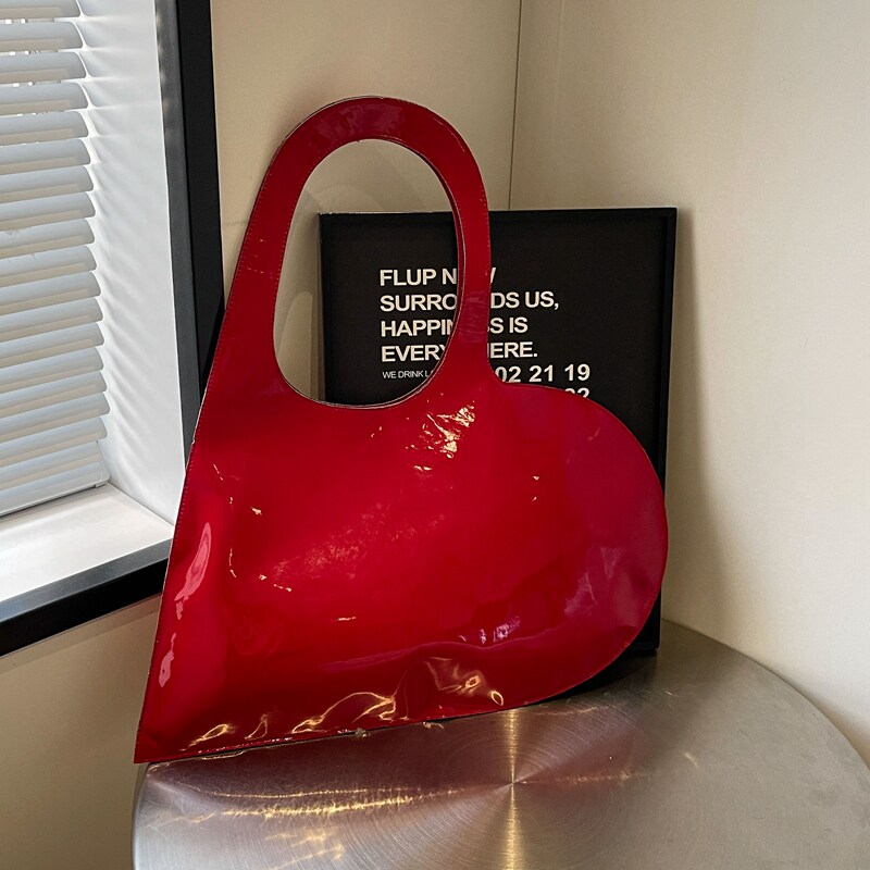 インスタグラム風の無地で光沢のあるハート型のハンドバッグ（女性用、2026年夏）、スタイリッシュなパテントレザーの赤いショルダーバッグ。