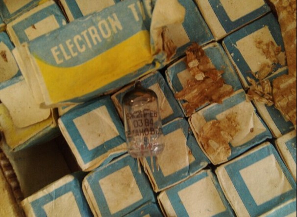 In the 1950s, the Soviet Union brand new 6J2 electronic tube upgrade 5725 6J2 6 m 2 6AS6 imported poisonous sound electric