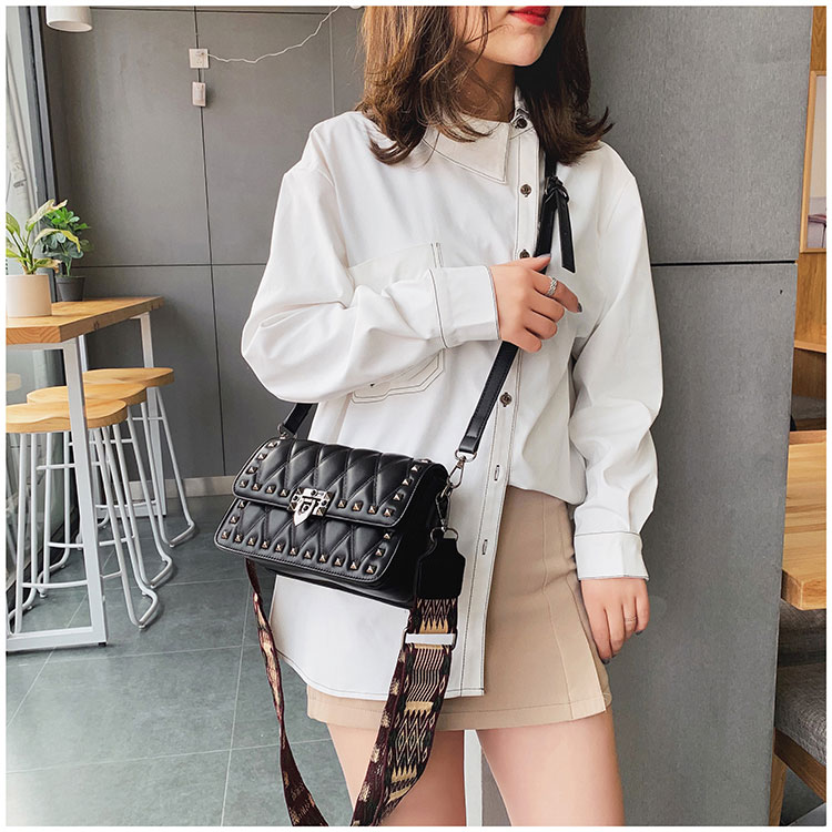 Túi khí nữ 2019 mới Hàn Quốc kết cấu túi đinh tán nhỏ hương thơm giản dị hoang dã Vai Messenger - Túi xách nữ túi xách nữ hàng hiệu
