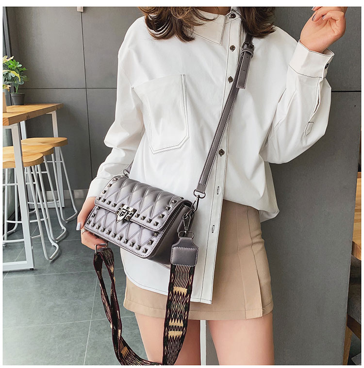 Túi khí nữ 2019 mới Hàn Quốc kết cấu túi đinh tán nhỏ hương thơm giản dị hoang dã Vai Messenger - Túi xách nữ túi xách nữ hàng hiệu