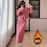 Розовый зимний комплект, небольшая элитная юбка, в стиле Шанель