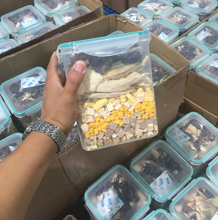 Собака закуски 冻干混合乐扣桶鸡肉丁多春鱼鹌鹑狗猫零食净含500克【十二种】