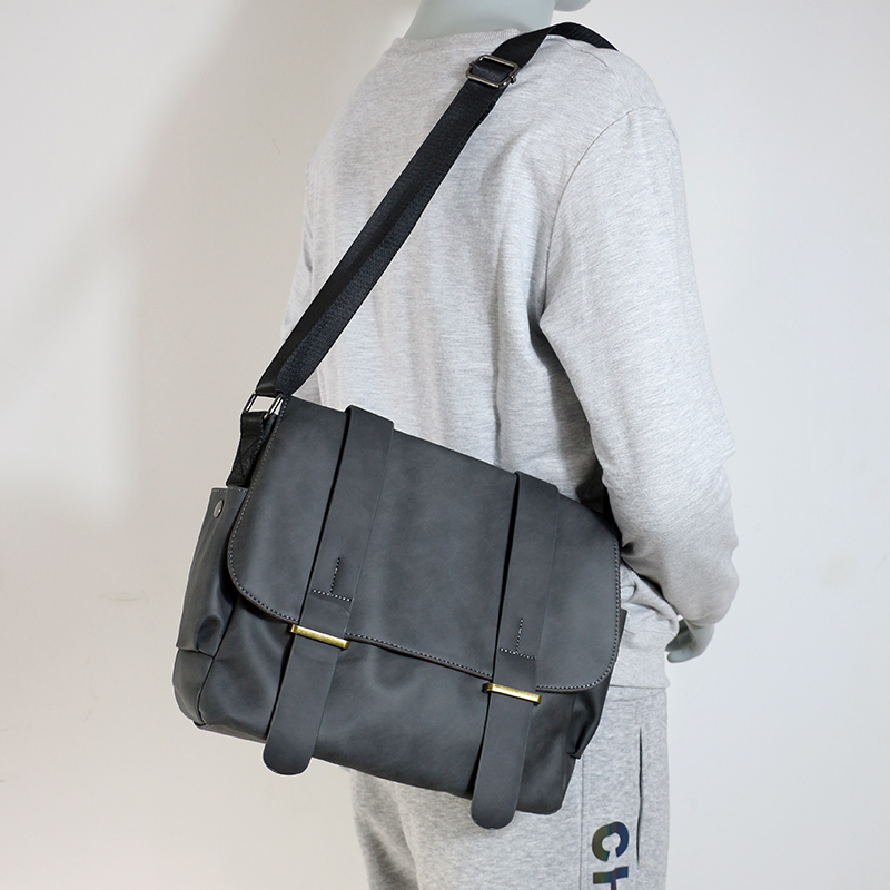 Single shoulder bag Men's Korean version Trend horizontal style Flip Floppy Scapegoat Bag Men's Large Capacity Soft Leather Fashion Business Men's Bag