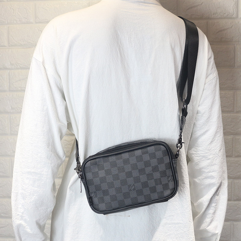 Men's shoulder bag Korean version 2022 new fashion mini messenger bag men's and women's trend casual small square bag mobile phone bag