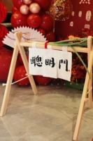 Умная дверная стойка с флагом