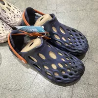 Синий и черный взрослый мужской размер. Рекомендуется заказывать на размер меньше.