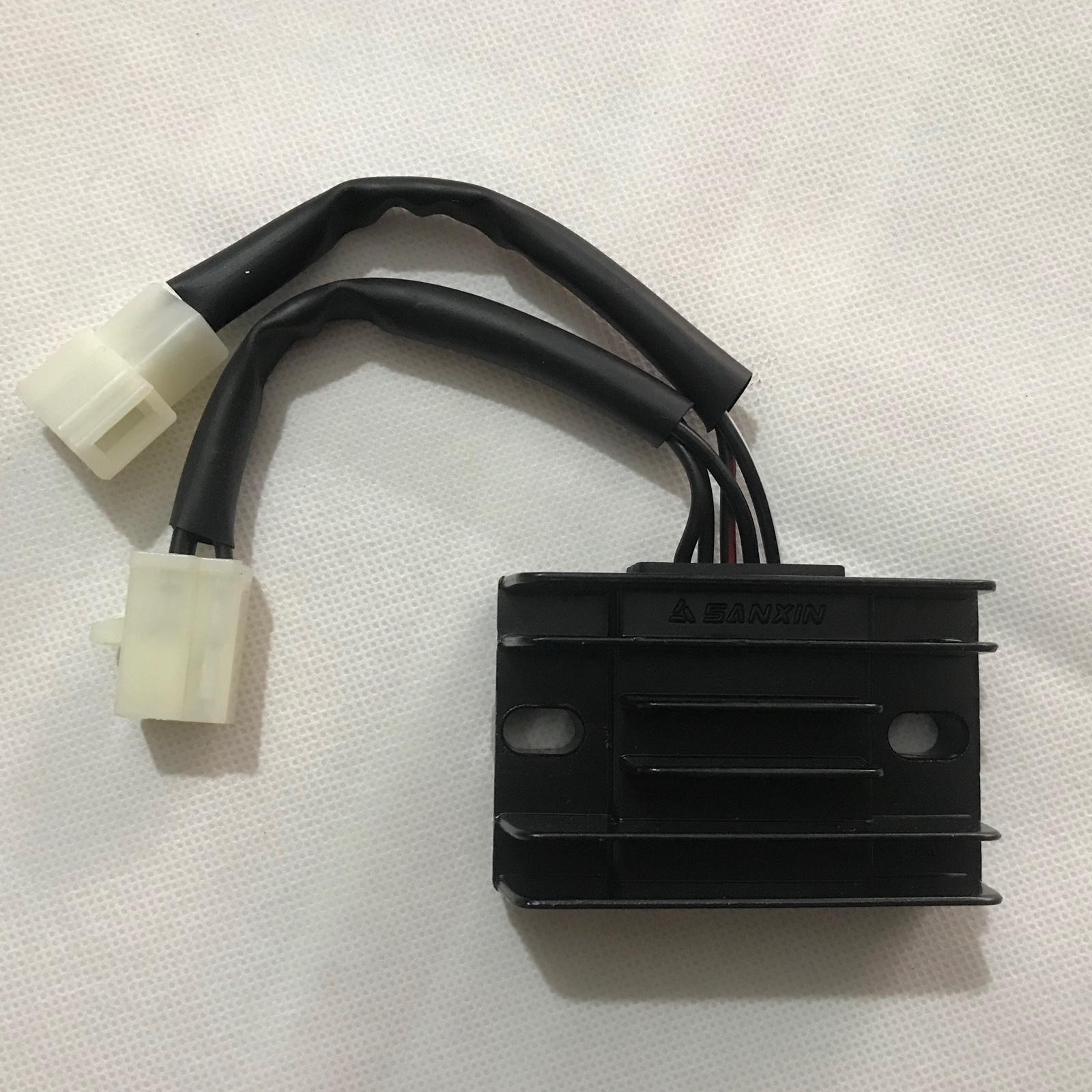 Suitable for Suzuki locomotive accessories Rui Cai QS125T-4 EFI QS125T-4B Rectifier Charger