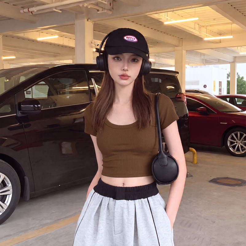 Brown Knitted U-Neck Short-Sleeved T-Shirt for Women, Summer 2026 New Style, Sexy, Slim-Fitting, High-Waisted, Crop Top