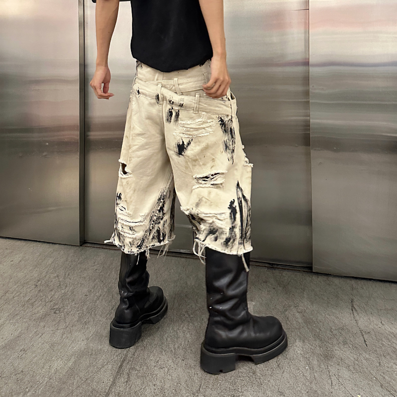 Th4Swe “Burnt Mark” Hand-Washed Waxed Three-Quarter Pants with a Three-Waistband Design, Pure Cotton, Loose Fit, Raw Hem