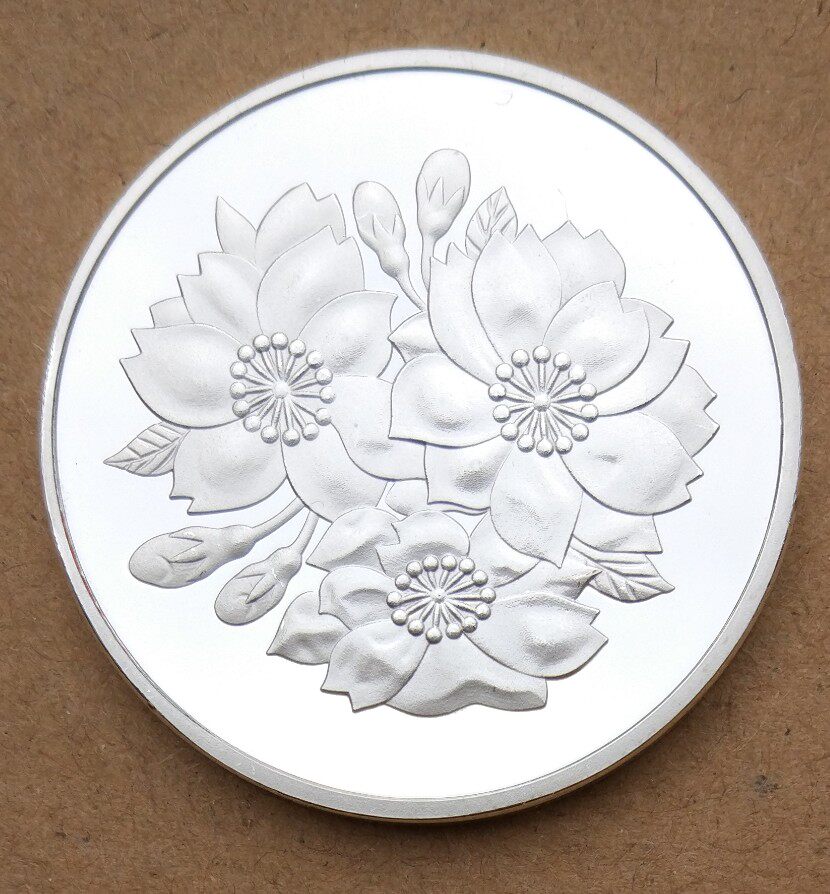 Commemorative badge silver plated Japanese cherry blossom commemorative coin coin diameter about 40mm with small round box Collection Asia