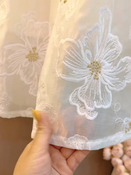 2025春季新款复古轻熟风女人衫大码女装胖MM镂空设计刺绣花朵上衣