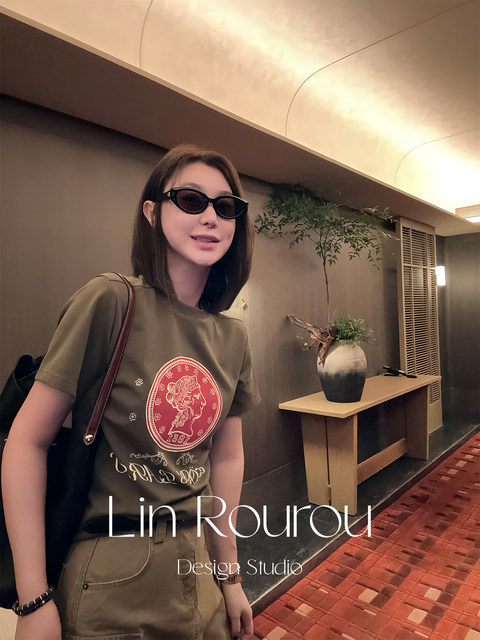 Lin Rou Rou T-shirt for women 2025 new summer hot style slim shoulder top