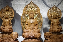 Sit like Hua Yan Sant Sakya Three new screens to stick to the golden Xiao Numu Wooden Boutique Statues handmade Buddhist statues