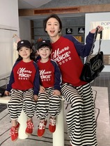 Street style mother-son and mother-daughter outfits with color block letter sweatshirts 2023 spring and autumn parent-child outfits Korean style raglan sleeve brother and sister tops