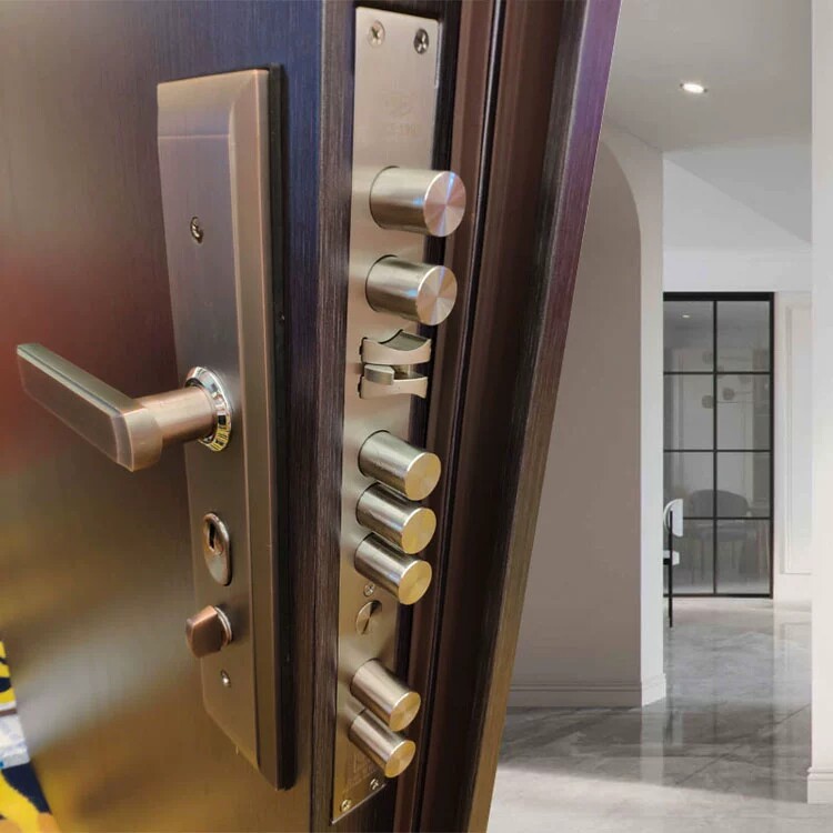 Taoyang's security door is in the way of the Thai