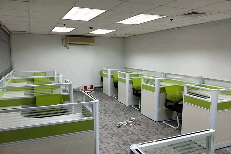 Bàn nhân viên đơn giản hiện đại màn hình bàn nhân viên bàn thẻ vị trí bàn ghế kết hợp phân vùng nội thất văn phòng bàn làm việc thông minh