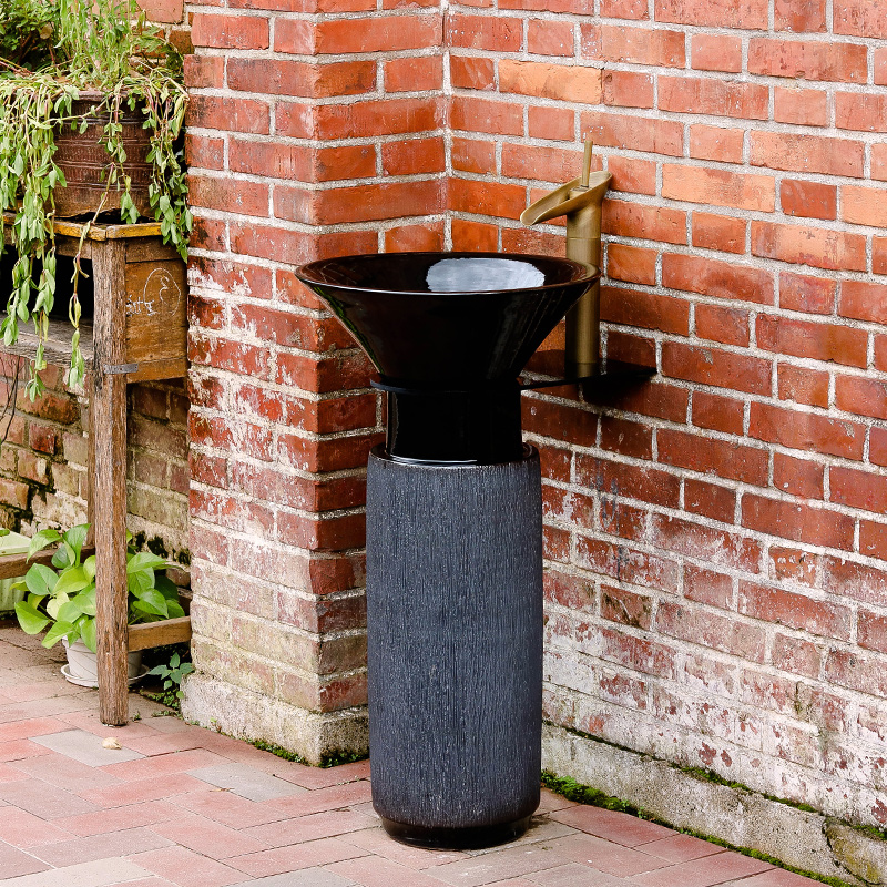 The Column vertical lavatory basin ceramics courtyard simple is suing industrial wind landing stage basin to wash the Column