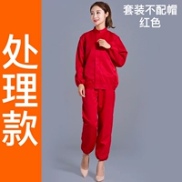 Красный костюм не соответствует шляпе