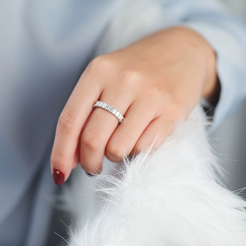 Платиновое обручальное кольцо, с драгоценным камнем, белое золото 18 карат, инкрустировано бриллиантами