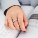 Платиновое обручальное кольцо, с драгоценным камнем, белое золото 18 карат, инкрустировано бриллиантами