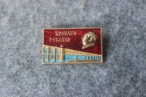 Statue of Mao Zedong in the Cultural Revolution Wuhan Yangtze River Bridge serves the people of China and the people of the world W17 7