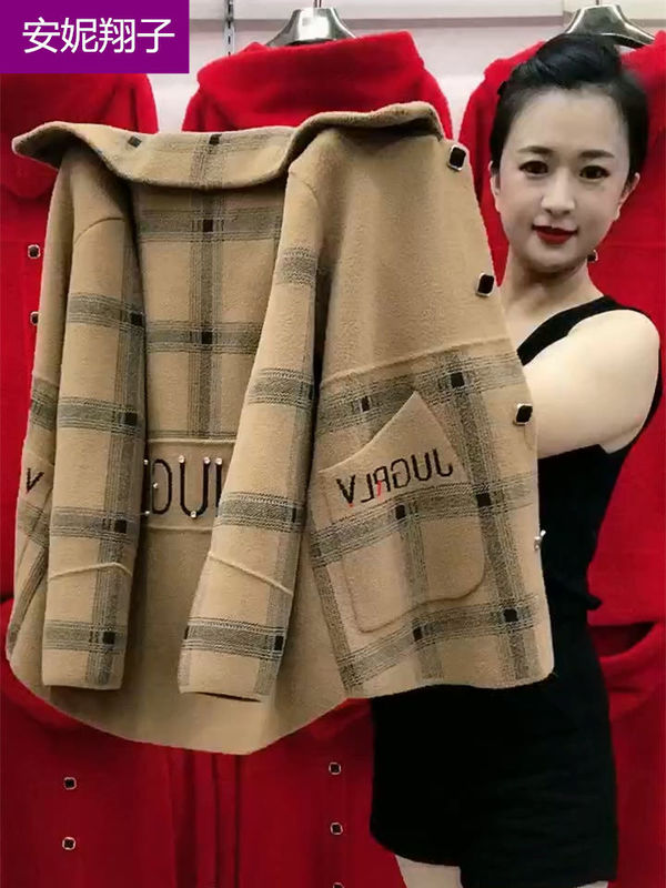 Annie Xiangzi's Stylish Mother's Coat, Women's Spring and Autumn Plaid Woolen Coat for Middle-Aged and Elderly Women, 50 Years Old, Thickened