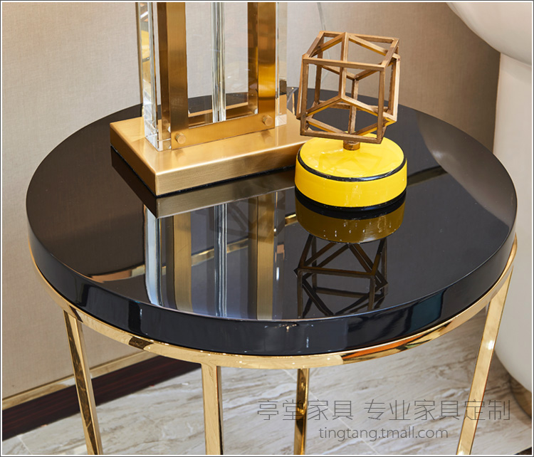 Một vài bàn cà phê nhỏ trên góc của ghế sofa, một chiếc ghế sofa tối giản hiện đại, một vài chiếc đèn inox phòng khách nhỏ tròn sang trọng - Bàn trà bàn trà kính