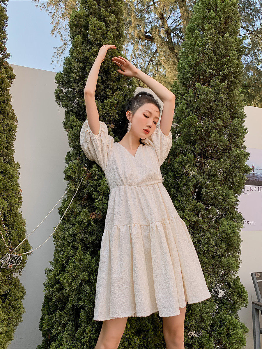 Small skirt fairy super fairy forest French style 2023 new summer white puff sleeve V-neck dress female