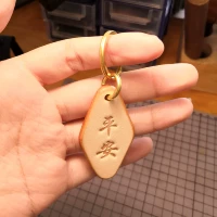 B Широкий [Замечает цветные надписи]