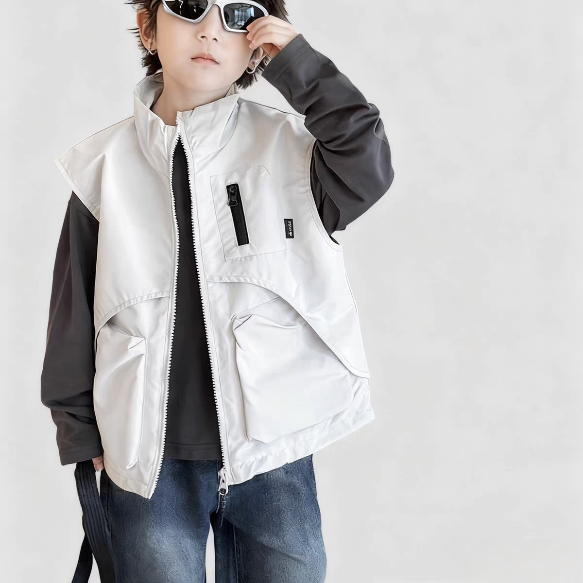 男の子用作業服ベスト、厚手の秋スタイル、綿裏地付きの2025年新作ファッショナブルなアウトドアベスト。