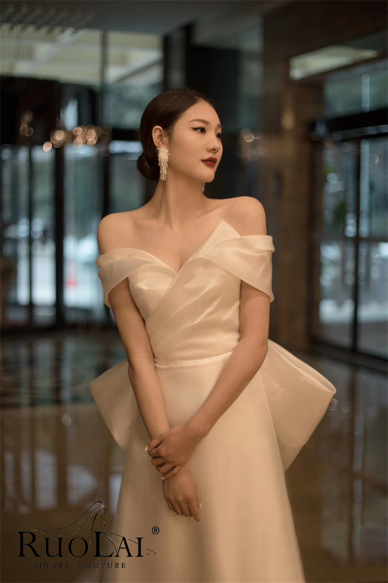 French bride, shoulder, simple satin fishtail wedding dough outdoor wedding banquet, butterfly knot repair main wedding dress French bride, shoulder, simple satin fishtail wedding dough outdoor wedding banquet, butterfly knot repair main wedding dress