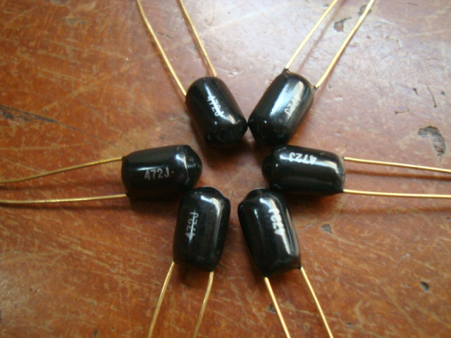 There are 2 Japanese Amtrans 100V 6800PF 4700P black patent leather and gold-plated audio capacitors