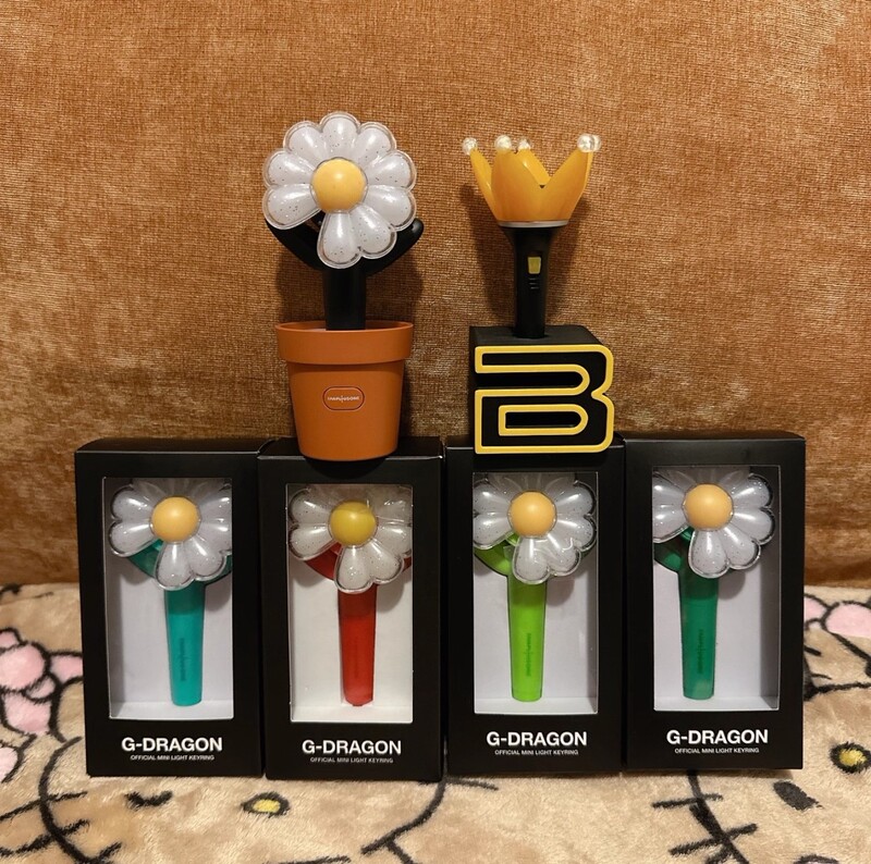 Official Genuine Peaceminusone G-Dragon Mini Daisy Merchandise Mini Light-Up Cheering Stick Keychain