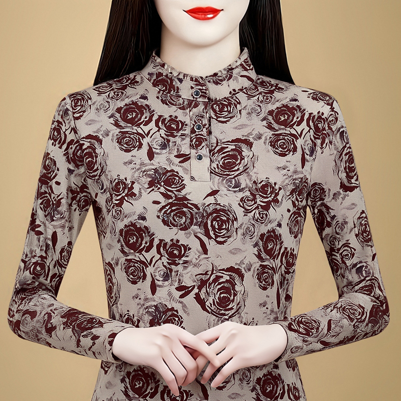 时尚保暖新宠：妈妈们专属的减龄碎花加绒T恤