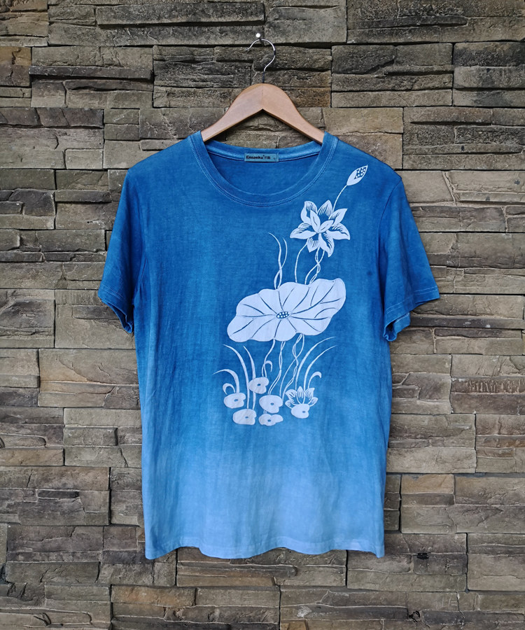 (Blue Indigo) Original plant indigo dyed indigo batik T-shirt custom lotus gradient pattern Danzhai batik