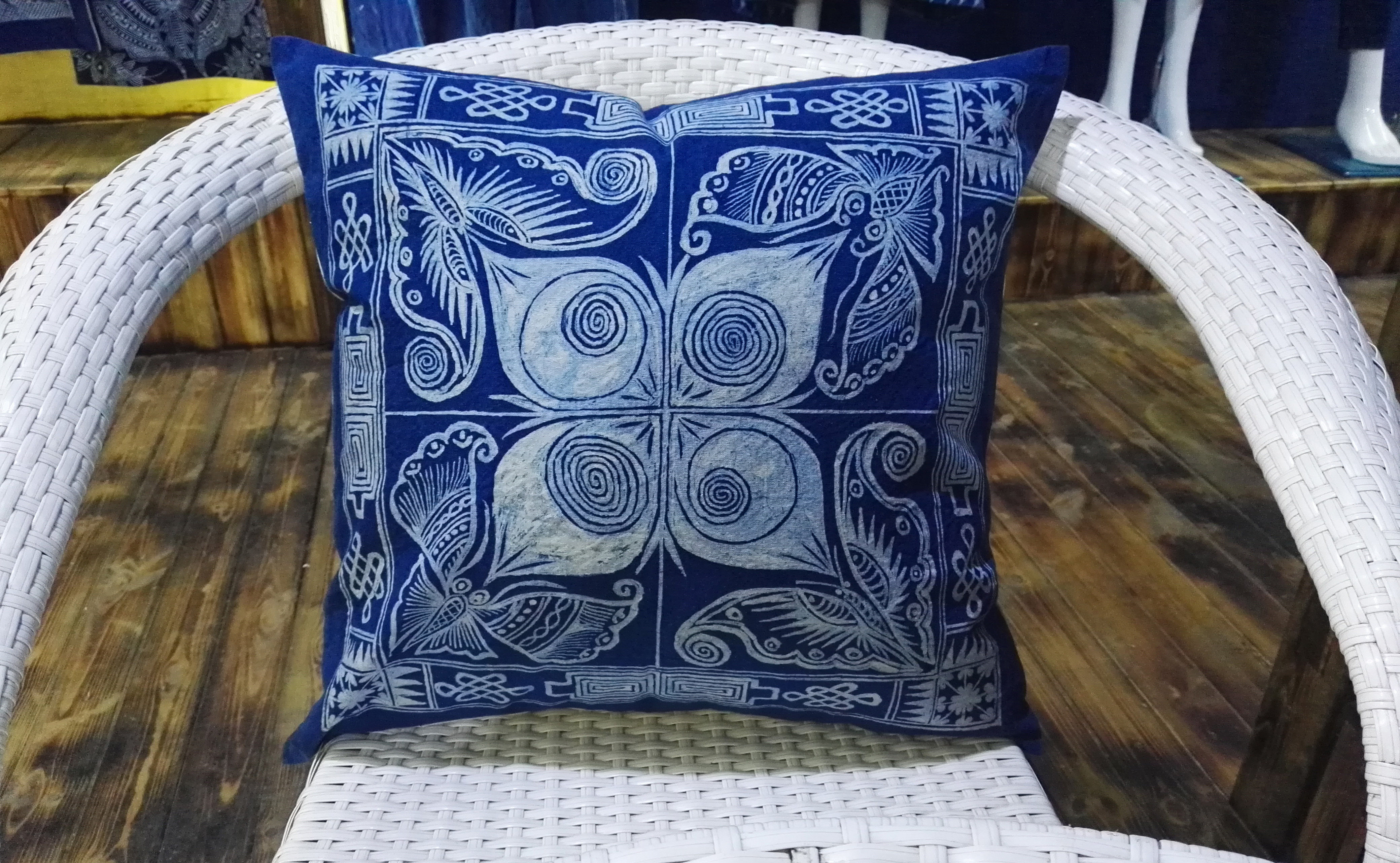 Wax dyeing and holding back cushions leaning on pillows to set up processing non-relic art undertaking Miao batik training experience research